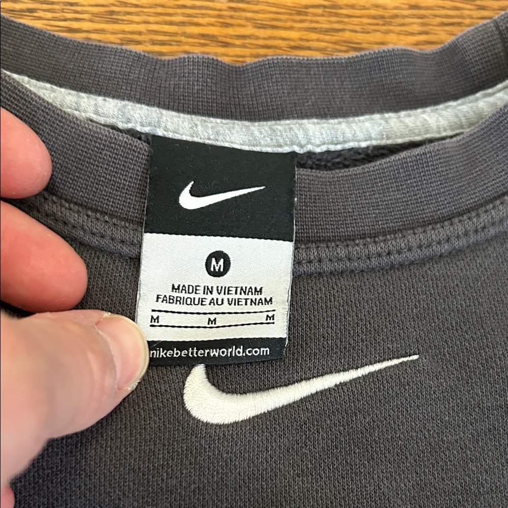 Vintage Nike Crewneck Women’s Medium Gray Center Swoop UMW Eagles Athletic - Picture 2 of 11